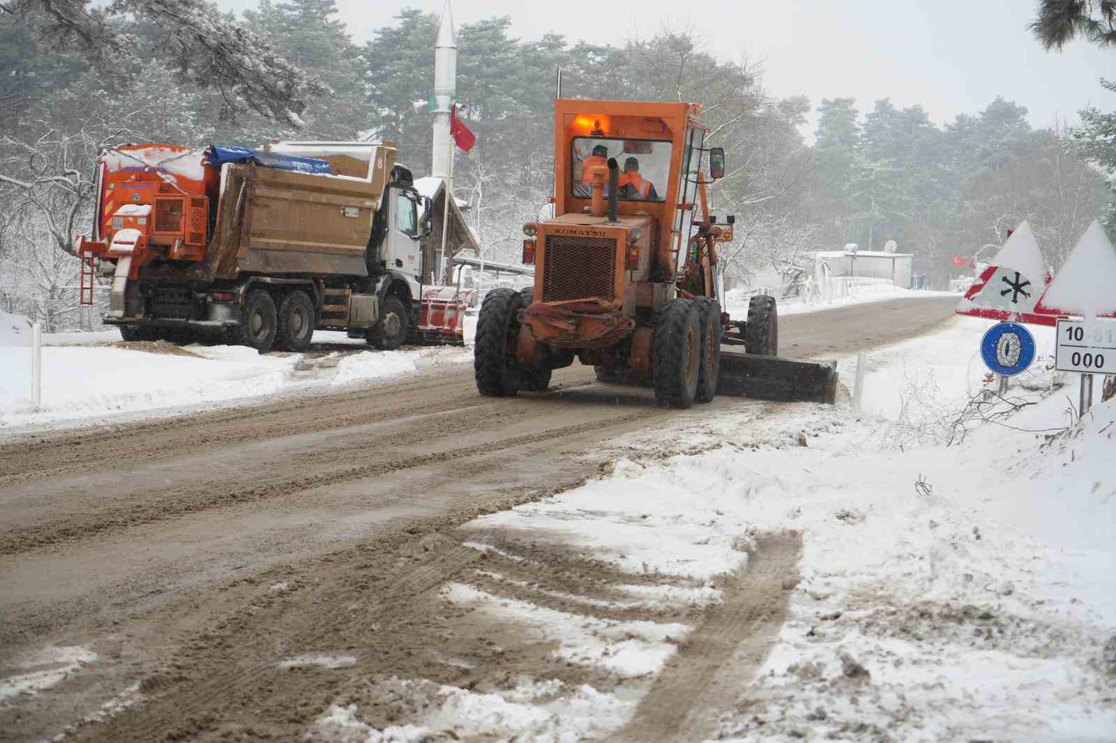 Kazdağları&rsquo;nda kar yağışı trafiği olumsuz etkiliyor
