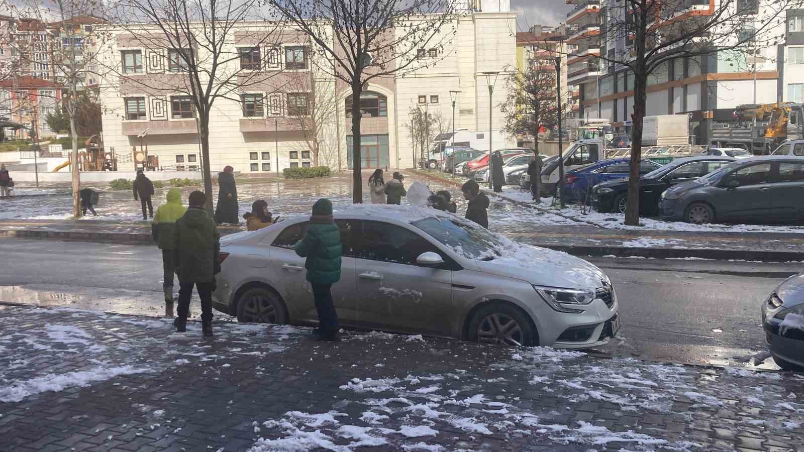 Şehir beyaza büründü, çocuklar karın tadını doyasıya çıkardı
