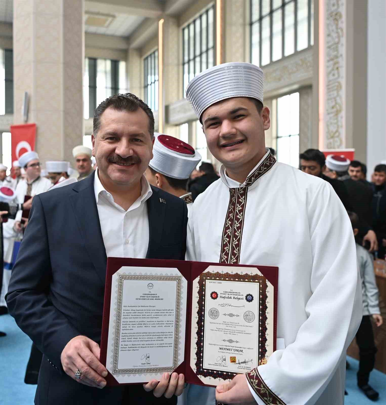 Genç hafızlar mezuniyet coşkusunu yaşadı