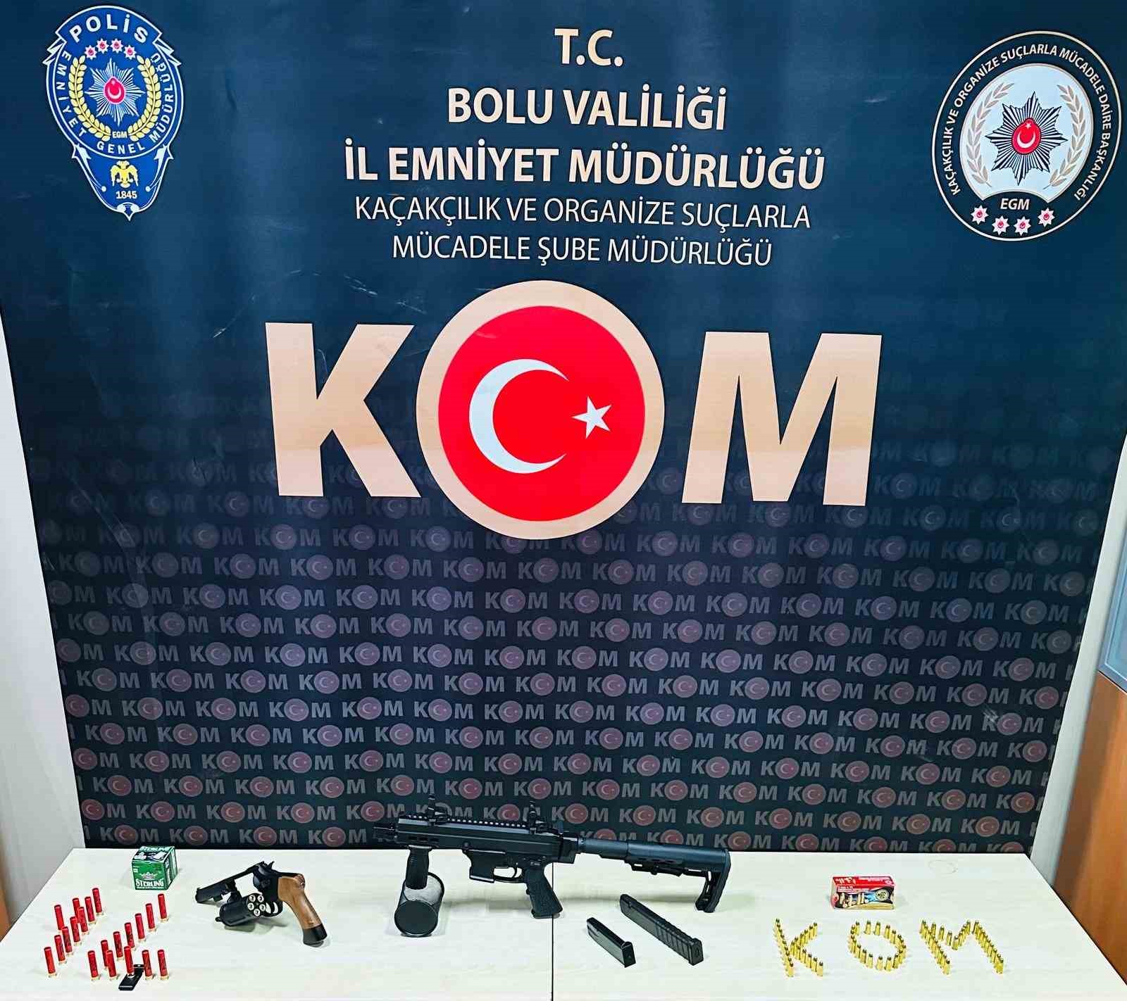 Durdurulan araçtan silah çıktı