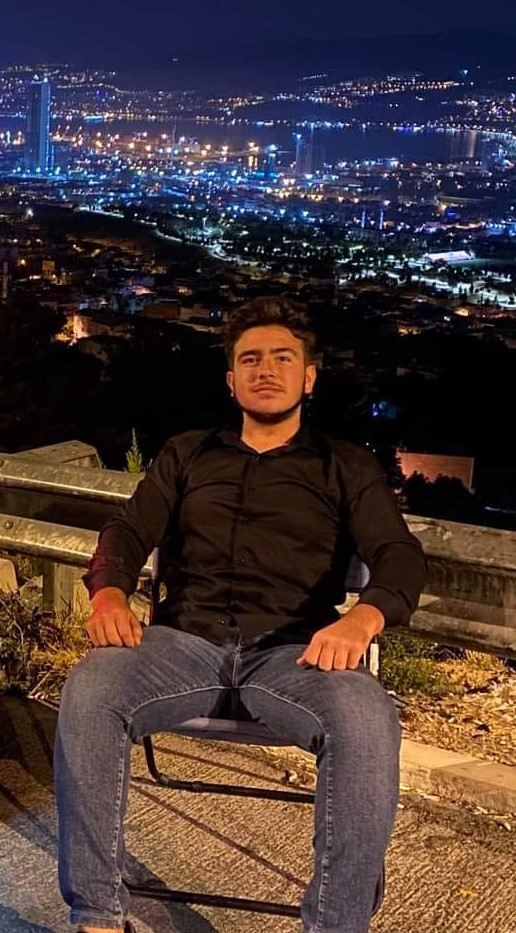 İzmir’de feci kaza: Camdan yola fırlayan 2 arkadaş hayatını kaybetti
