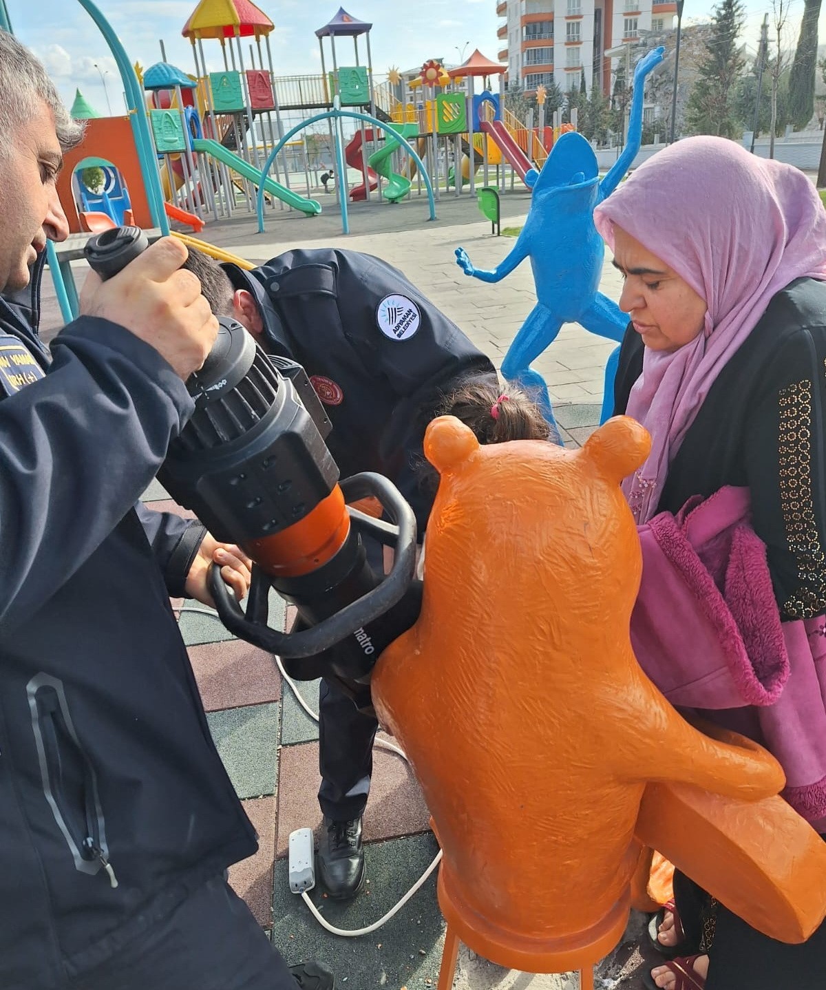 Parkta oyun aletine sıkışan çocuğu itfaiye ekipleri kurtardı
