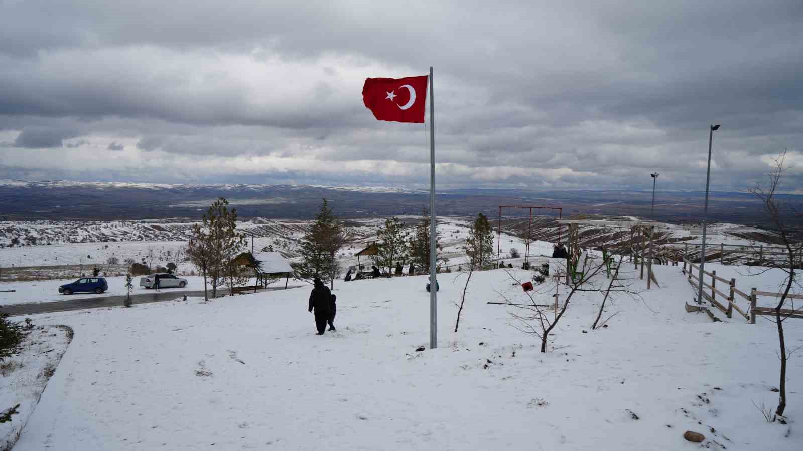 Dinek Dağı beyaz &ouml;rt&uuml;yle kaplandı, g&ouml;let dondu: Eşsiz manzarada karın keyfini &ccedil;ıkardılar
