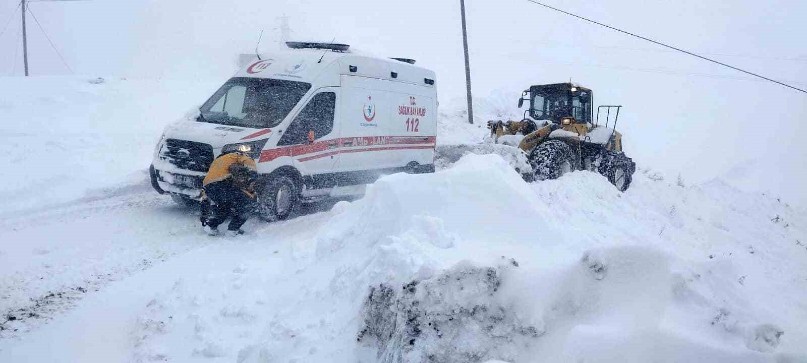 Siirt&rsquo;te yolu kardan kapanan mezrada rahatsızlanan hamile kadın hastaneye ulaştırıldı

