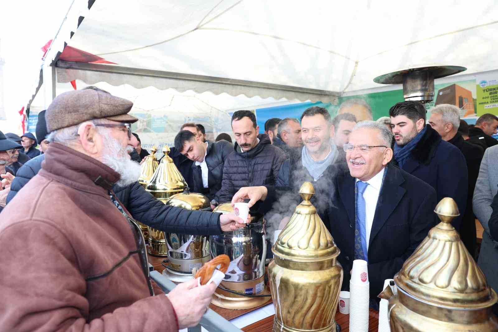 Başkan Büyükkılıç, hizmeti vatandaşın ayağına götüren çadırları ziyaret etti