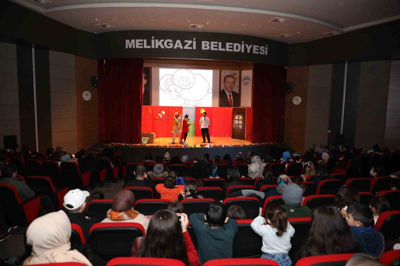 Melikgazi’den minik öğrencilere tiyatro oyunu
