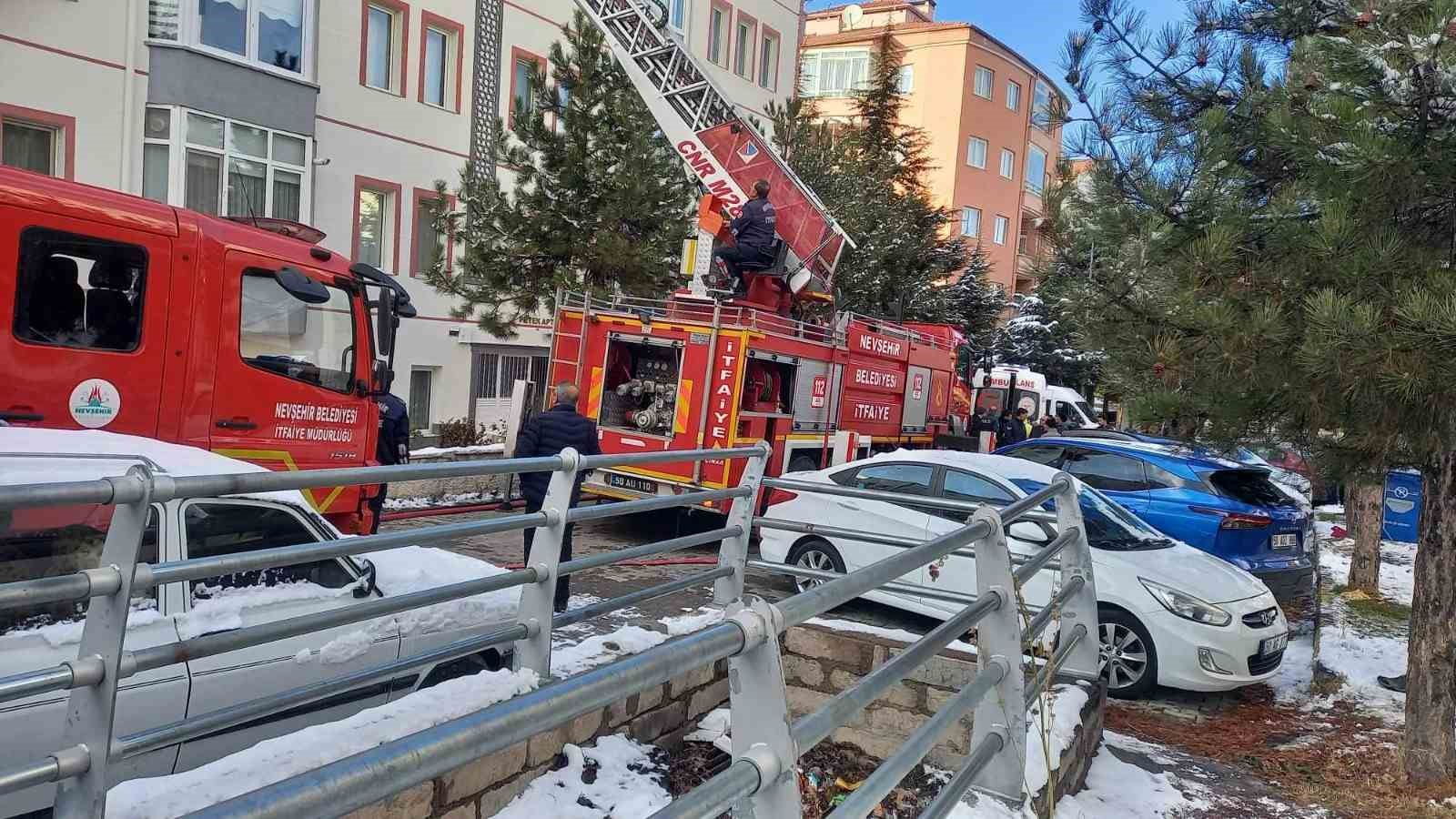 Apartman dairesinde &ccedil;ıkan yangın korkuttu
