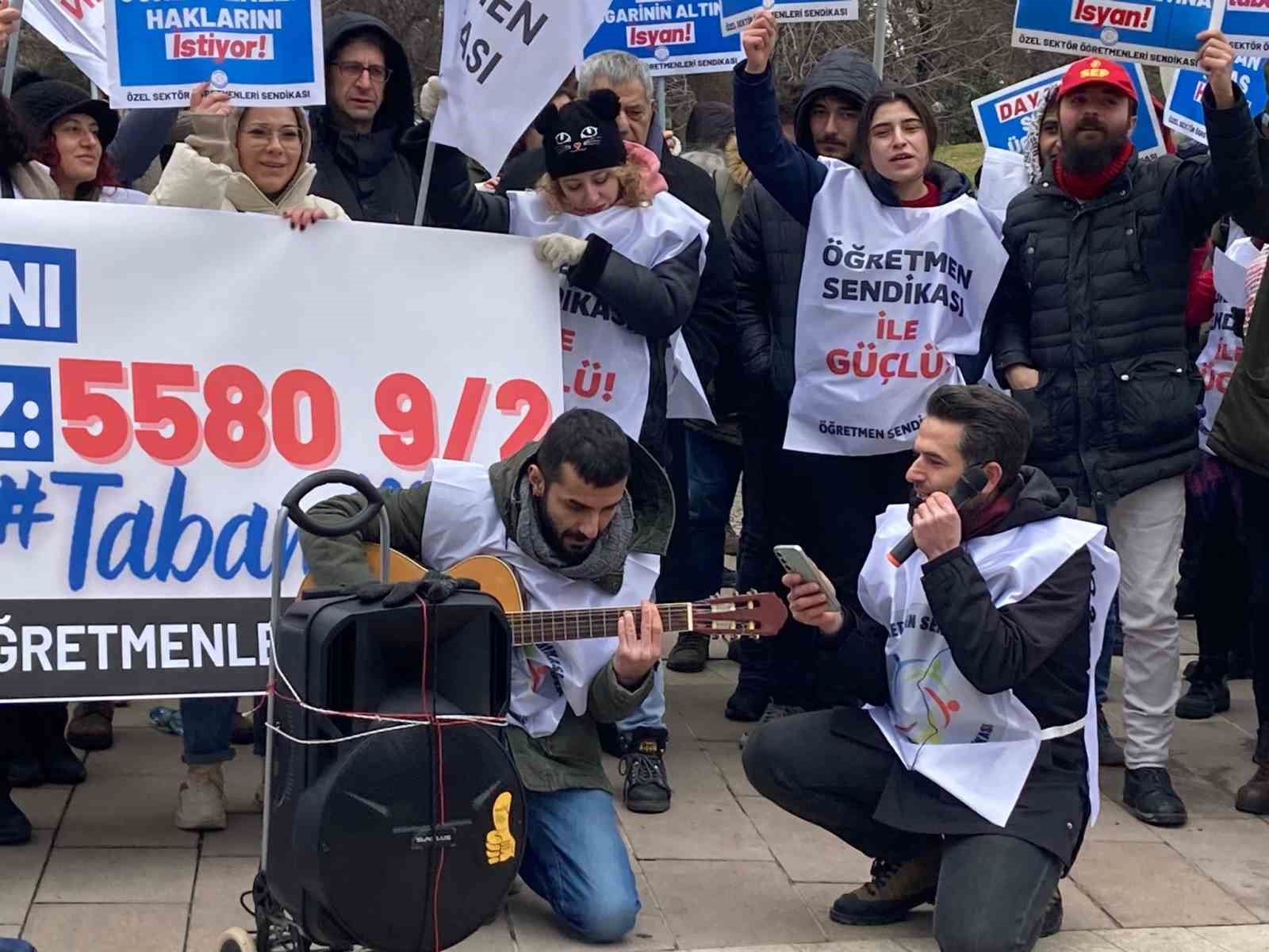 Özel sektörde çalışan öğretmenler, özlük haklarının iyileştirilmesini talep etmek için TBMM’nin Çankaya Kapısına yürüdü
