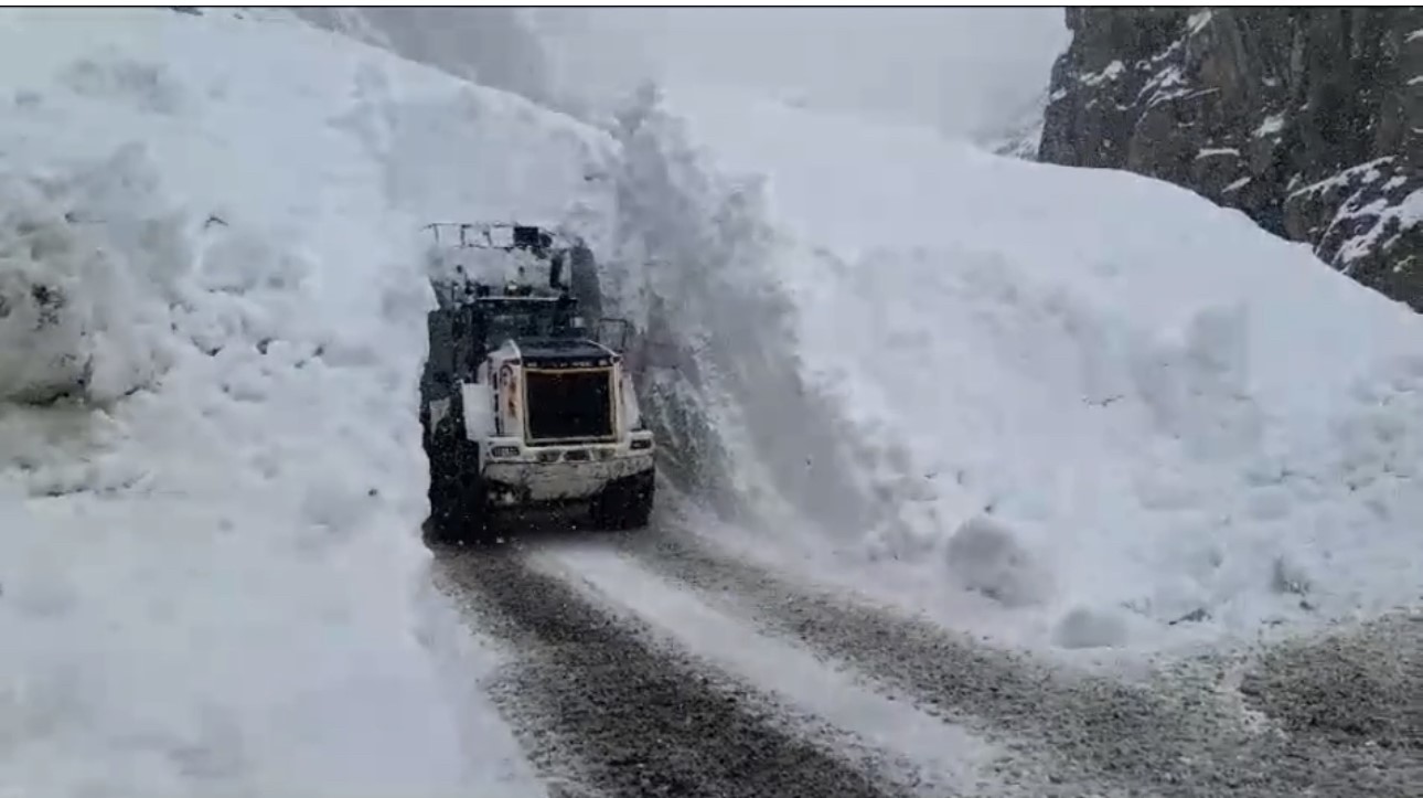Yüksekova’da düşen çığ nedeniyle kapanan yol ulaşıma açıldı
