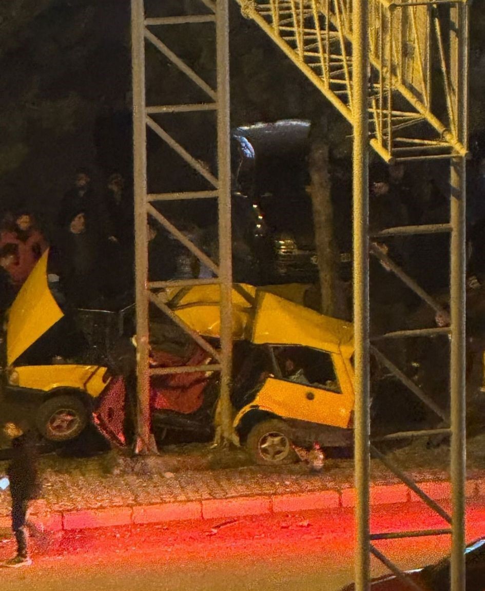 Tofaş otomobil çarptığı direkte asılı kaldı: 4 yaralı 