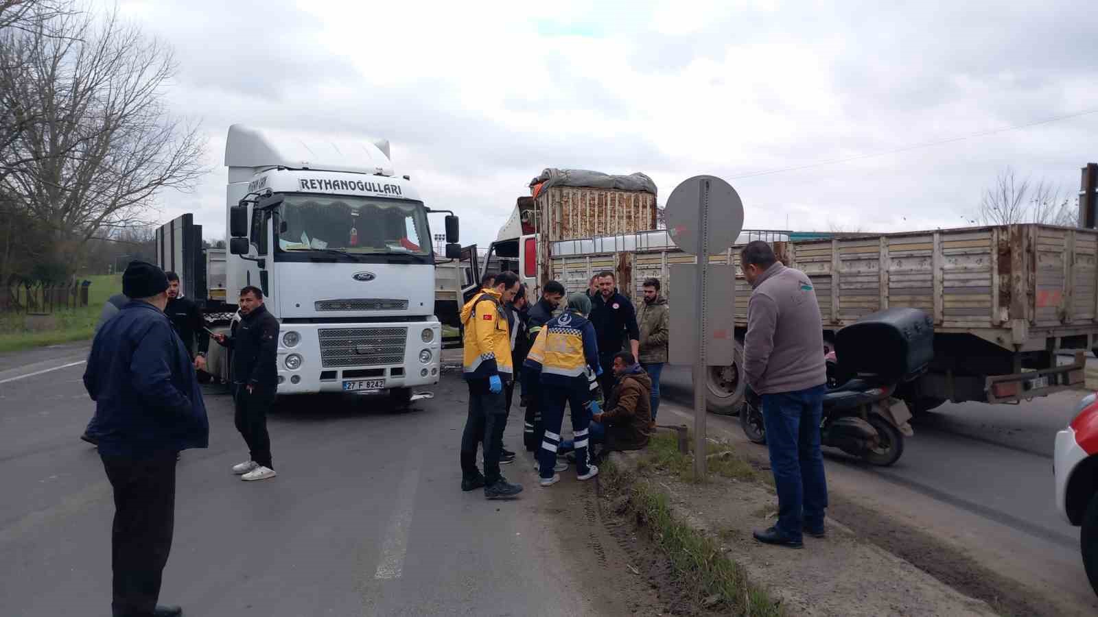 Kaza sonrası sıkışan kamyon şof&ouml;r&uuml;n&uuml; itfaiye kurtardı

