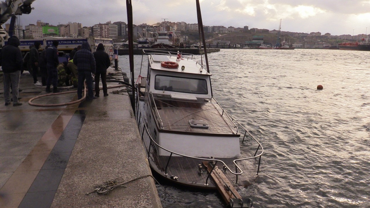 Fırtınada batan tekne vinç yardımıyla çıkarıldı
