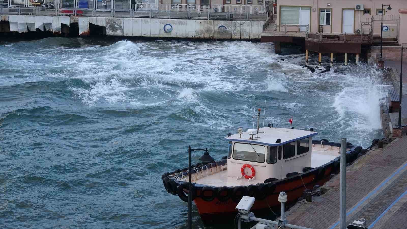 Bozcaada ve G&ouml;k&ccedil;eada&rsquo;ya fırtına nedeniyle t&uuml;m feribot seferleri iptal edildi
