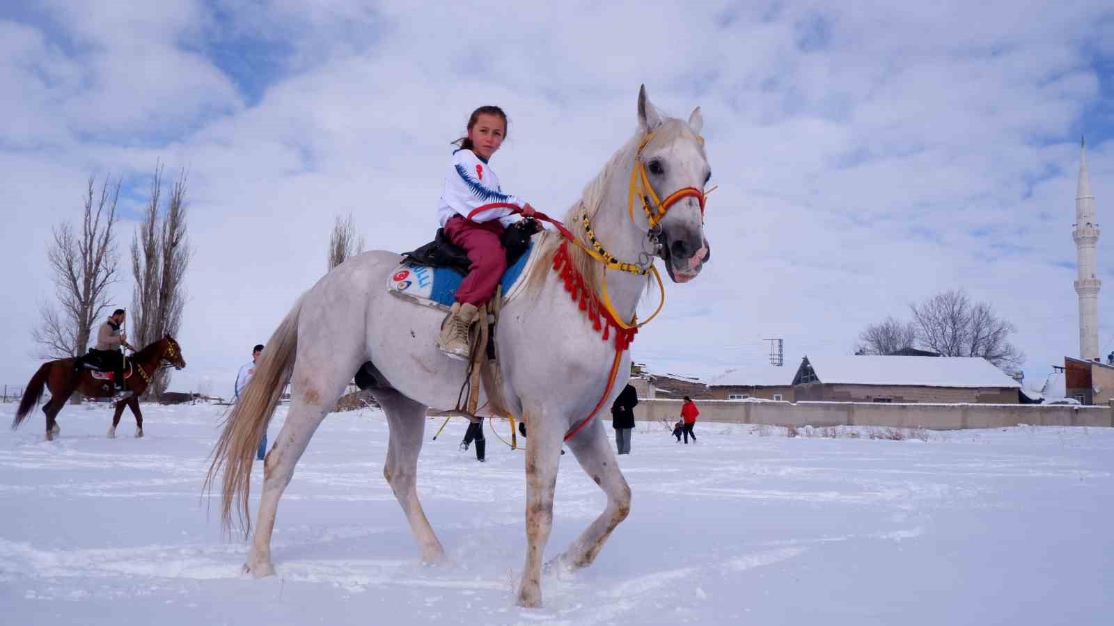 Erzurum’da kar üzerinde cirit keyfi
