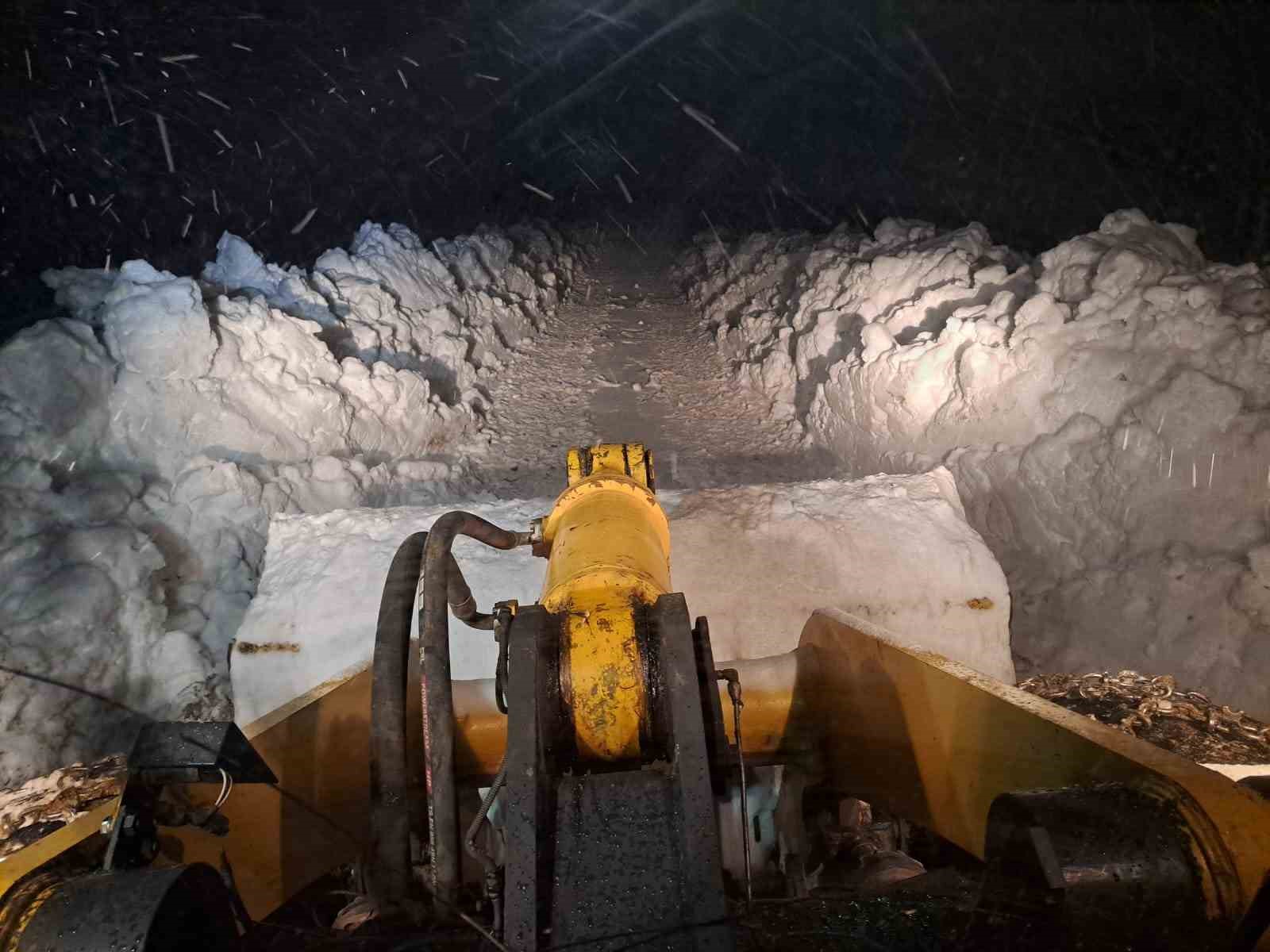 Kar yolları kapattı, ayağına kaynar su dökülen kadına ekipler yetişti
