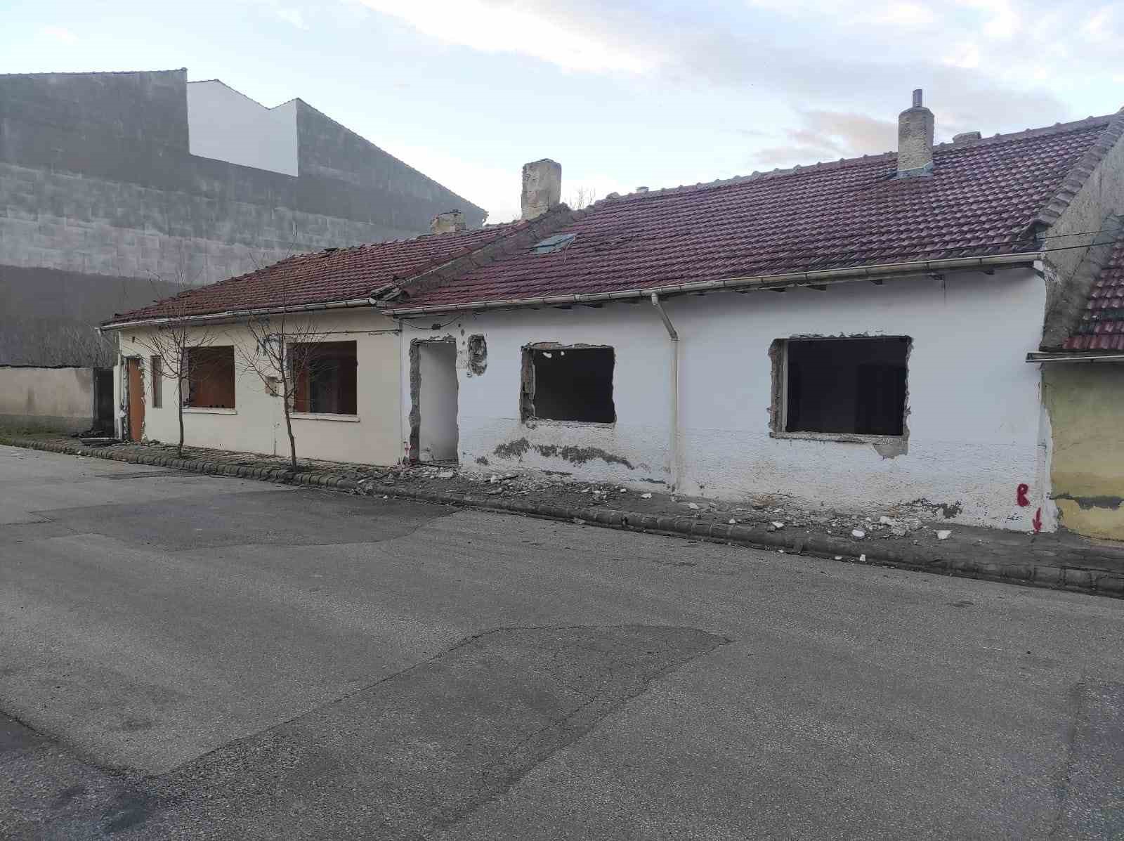 Metruk ev mahalle sakinlerine endişe veriyor
