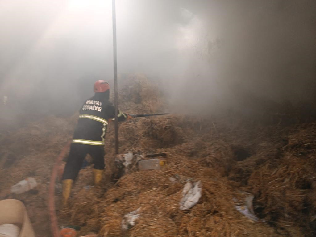 Hatay’da samanlık yangınına itfaiye ekiplerinden müdahale