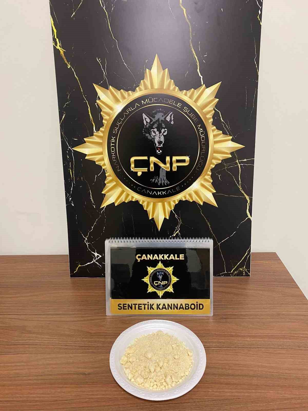 Çanakkale’de piyasa değeri 2.4 milyon TL olduğu değerlendirilen sentetik kannabinoid ham maddesi ele geçirildi
