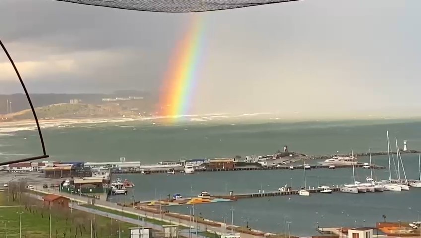 Şile’de deniz üstünde çıkan gökkuşağı kartpostallık görüntü oluşturdu
