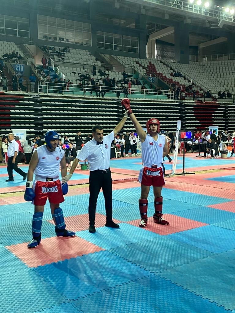 Milaslı sporcu Donka, Kickboks’ta Türkiye Şampiyonu oldu
