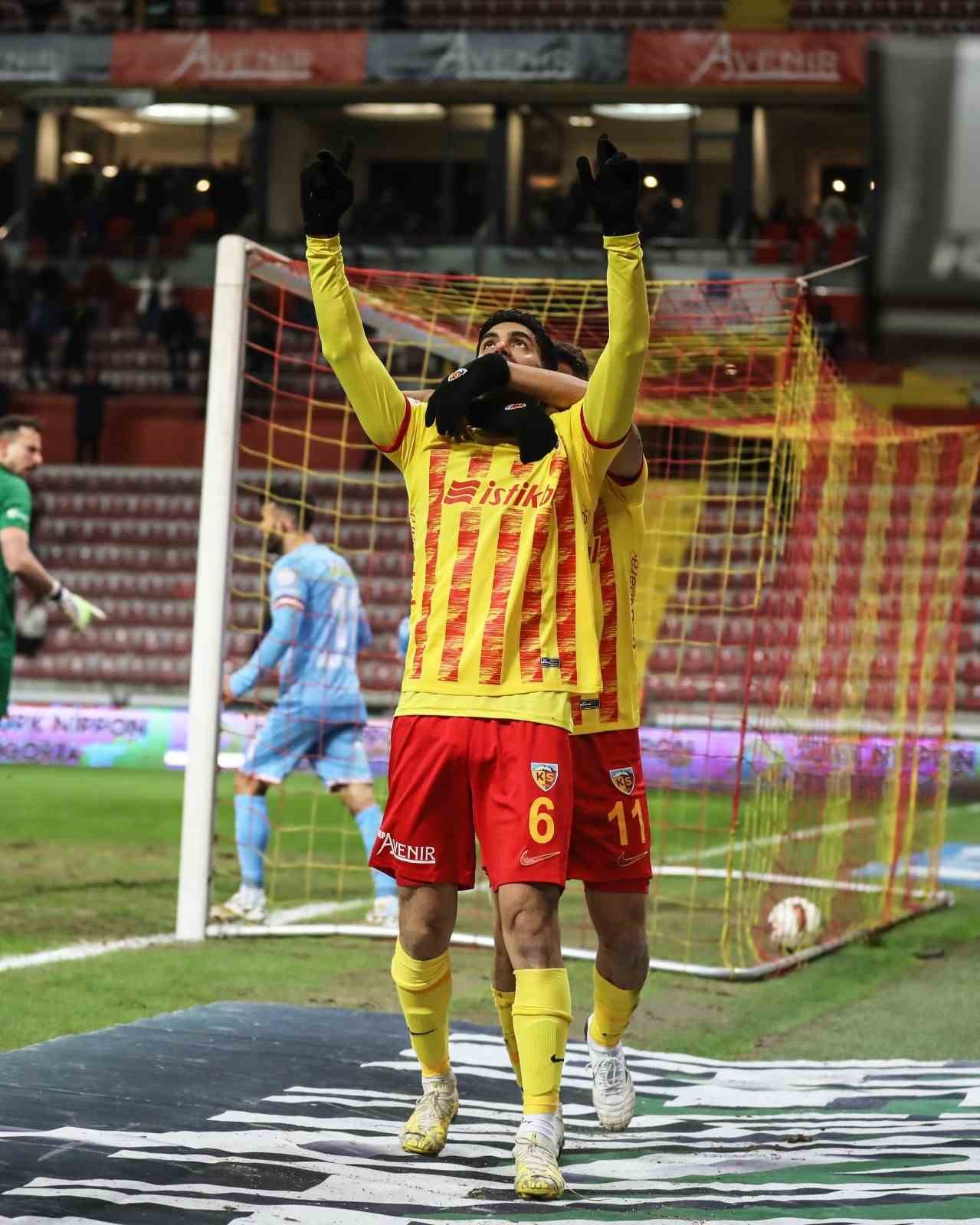 Ali Karimi ikinci gol&uuml;n&uuml; attı
