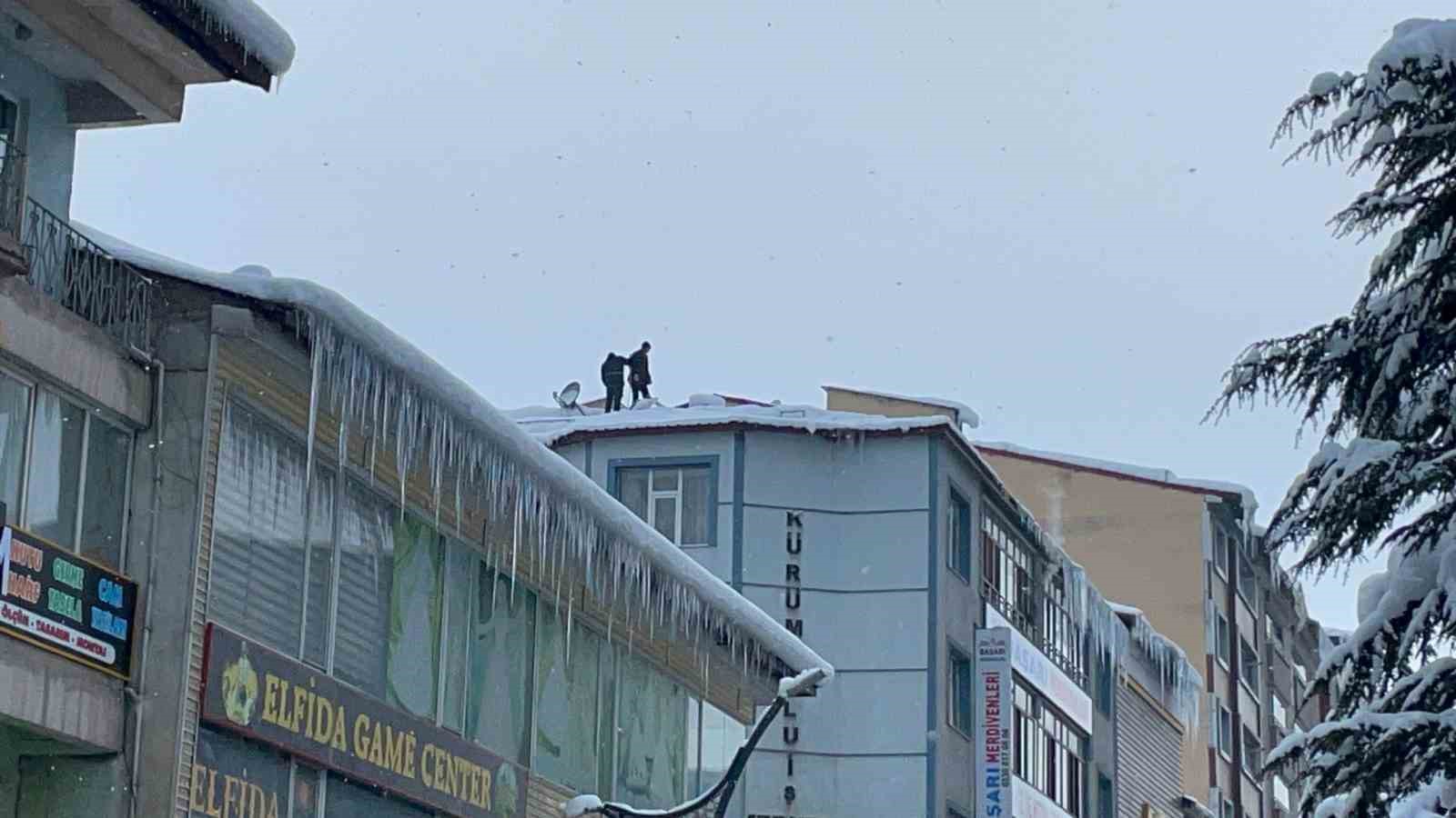 Bitlis&rsquo;te y&uuml;rekleri ağızlara getiren &ccedil;atı temizliği
