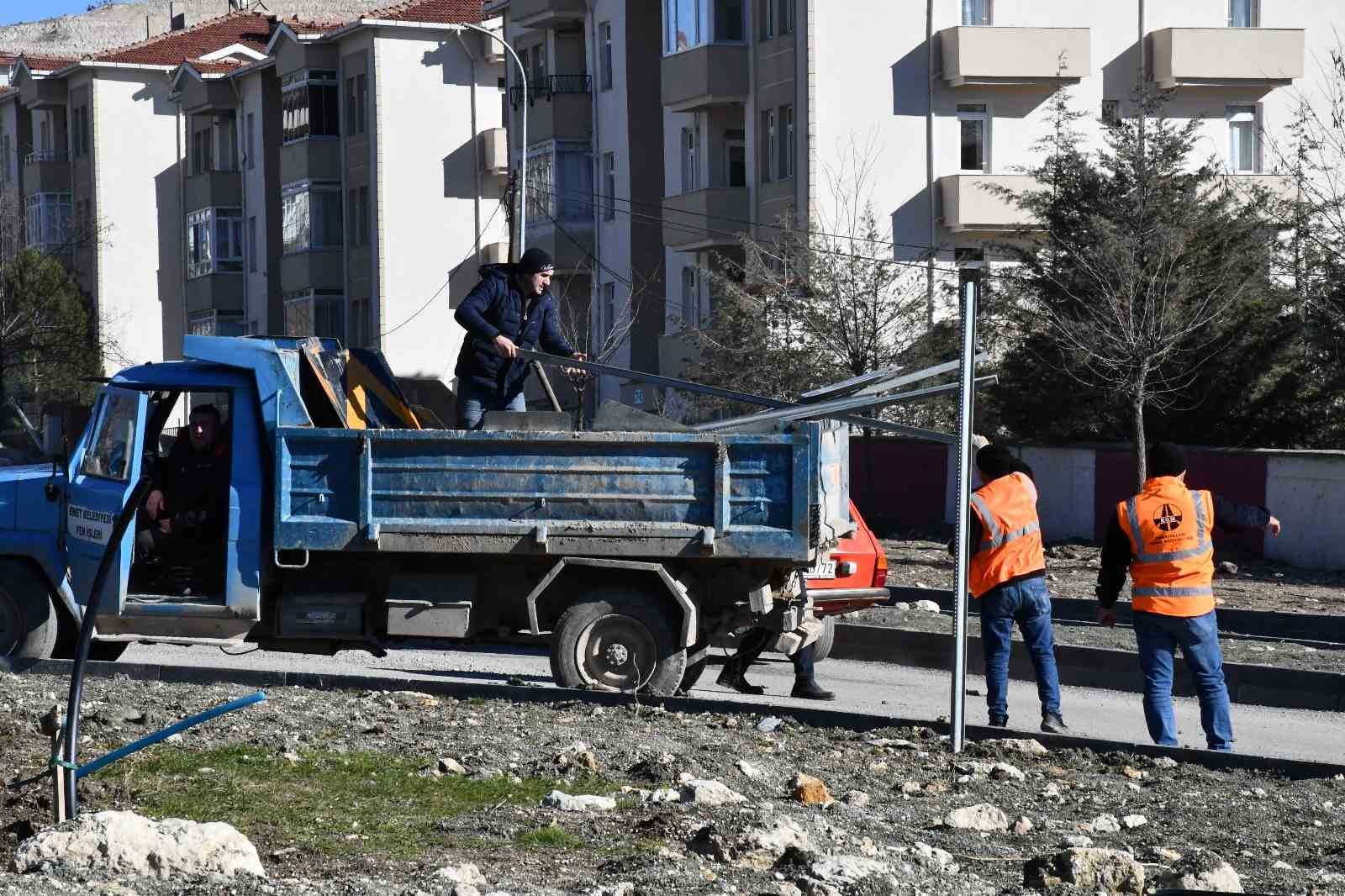 Emet’te uyarı ve trafik tabelalarının montaj çalışmaları sürüyor