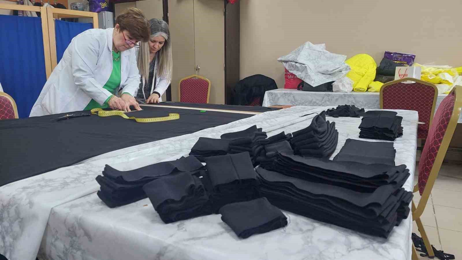 Soğukta &uuml;ş&uuml;yen Gazzeli &ccedil;ocukları Tekirdağlı kadınların el emekleri ısıtacak
