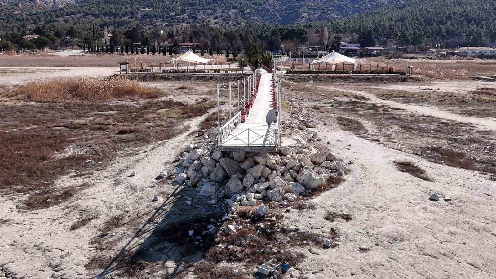 Burdur G&ouml;l&uuml; iklim değişikliği nedeniyle can &ccedil;ekişiyor
