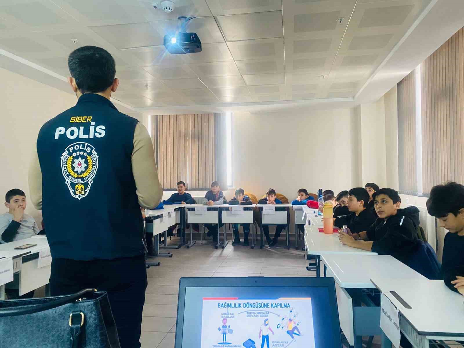Kütahya’da öğrenci ve öğretmenlere siber güvenlik eğitimi
