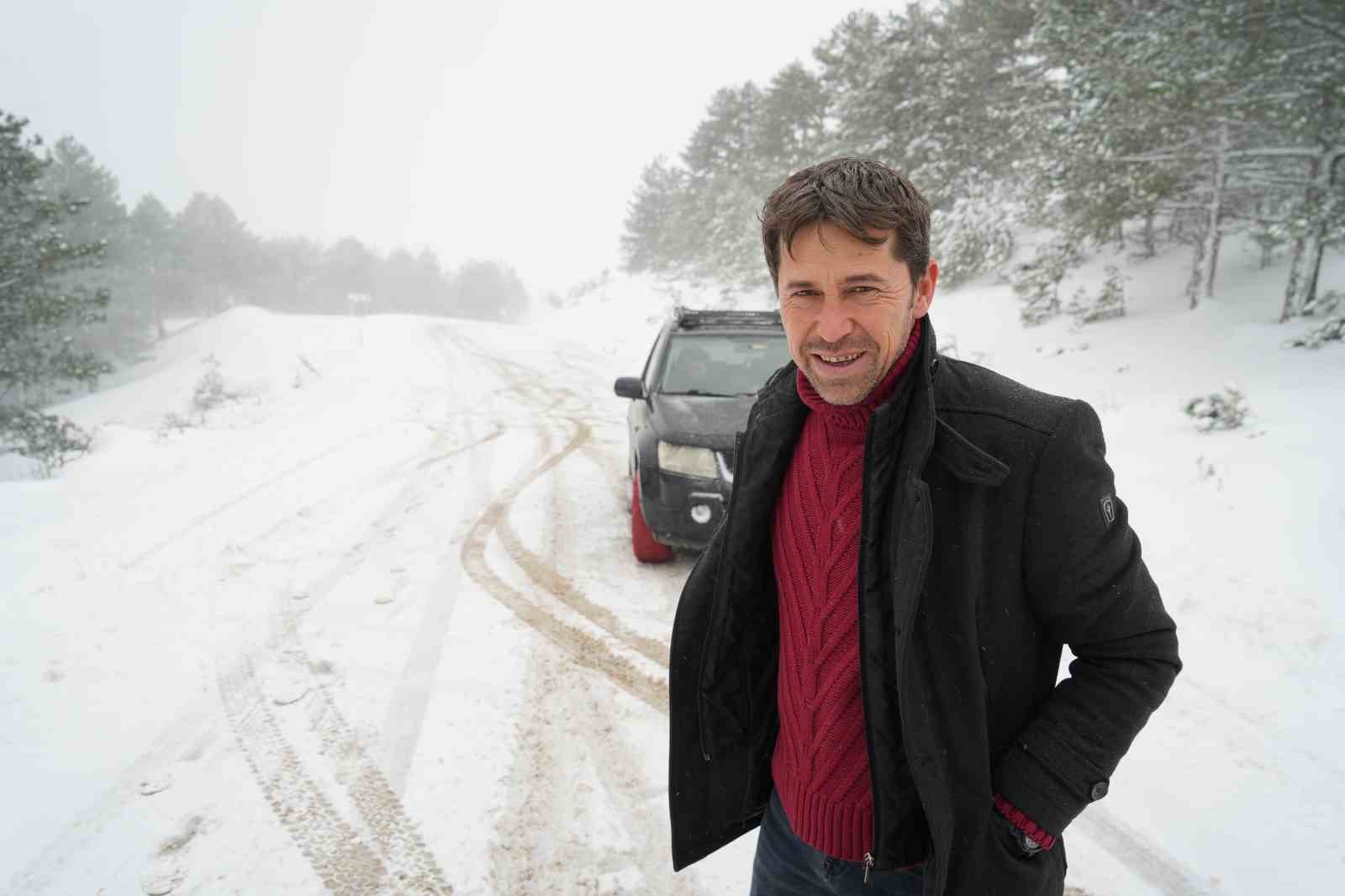 Karda mahsur kalan s&uuml;r&uuml;c&uuml;y&uuml; belediye başkanı kurtardı
