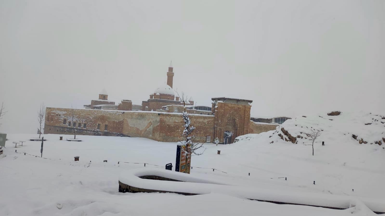Tarihi İshak Paşa Sarayı’ndan kar manzaraları