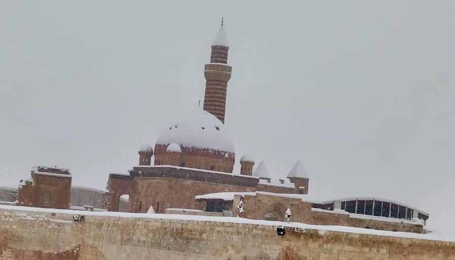 Tarihi İshak Paşa Sarayı’ndan kar manzaraları
