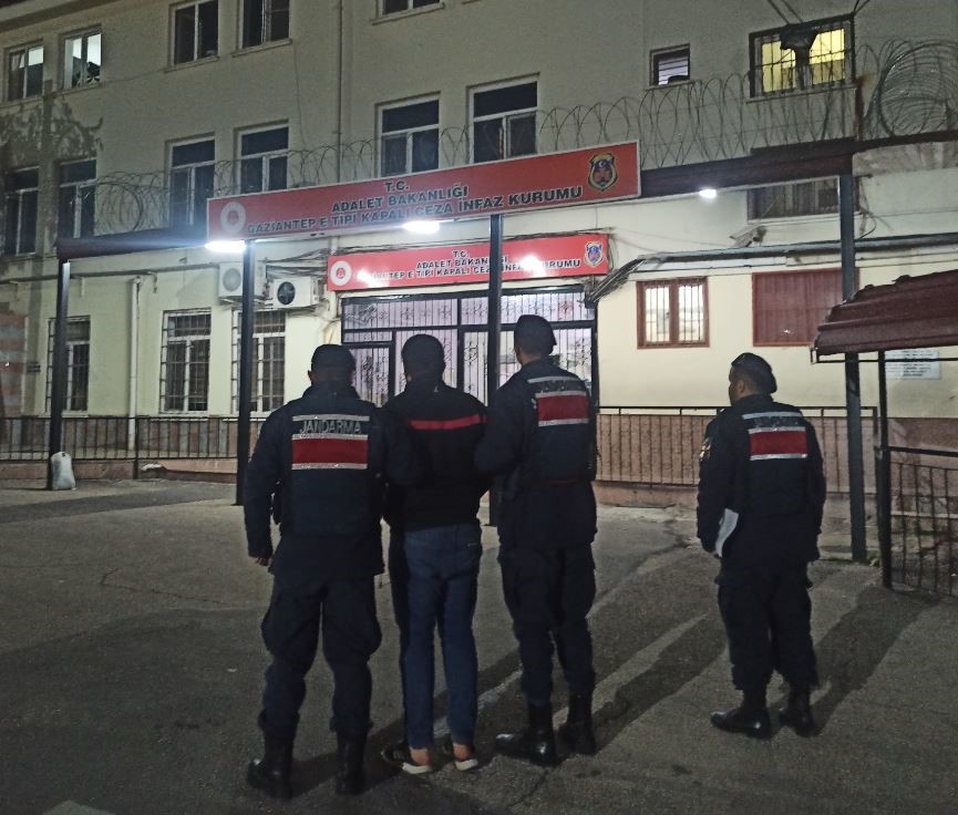 Çobanlar Çetesinin firari üyesi kargo aracında yakalandı
