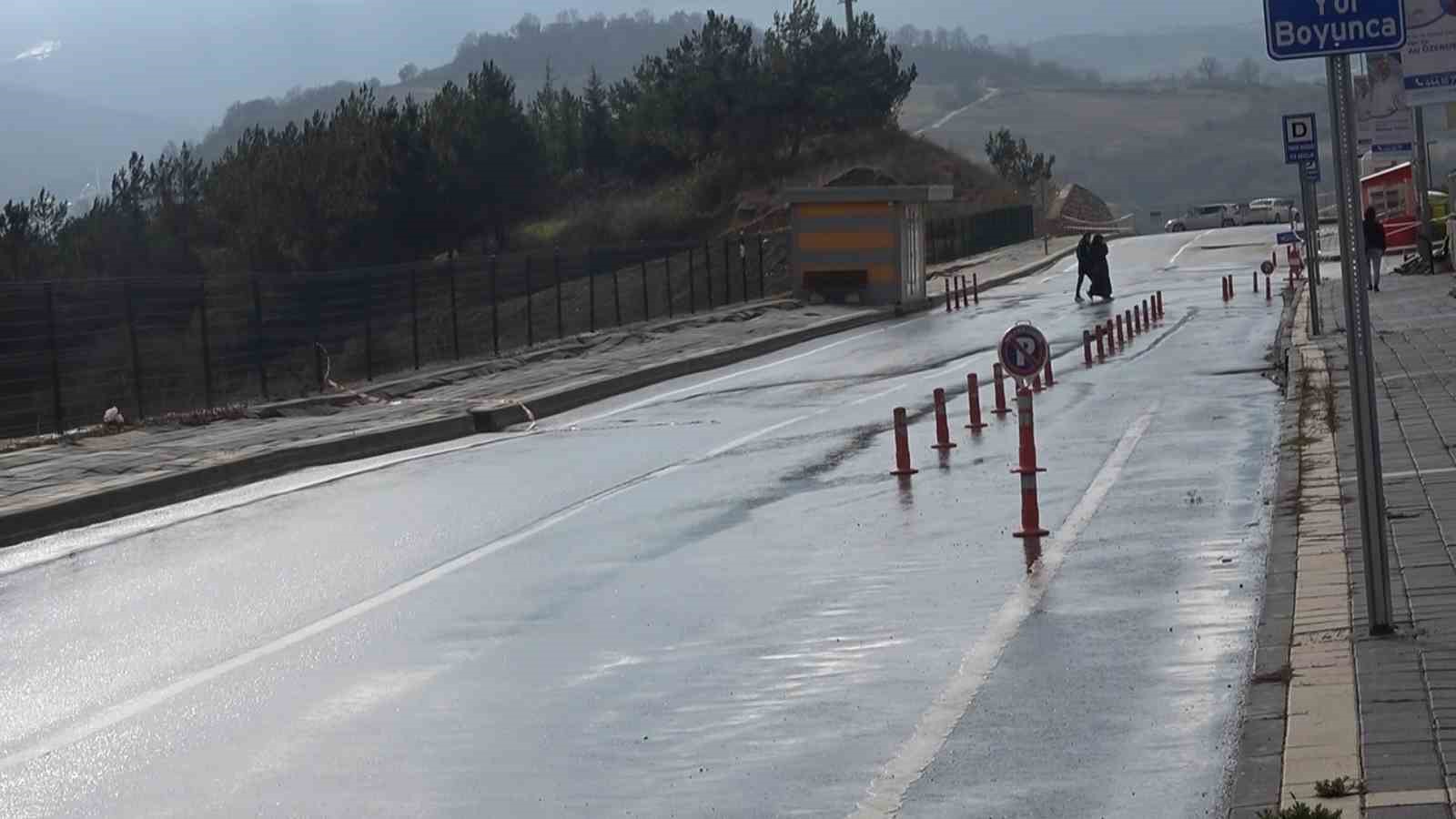 Yalova’da çökme yaşanan hastane yolu trafiğe kapandı

