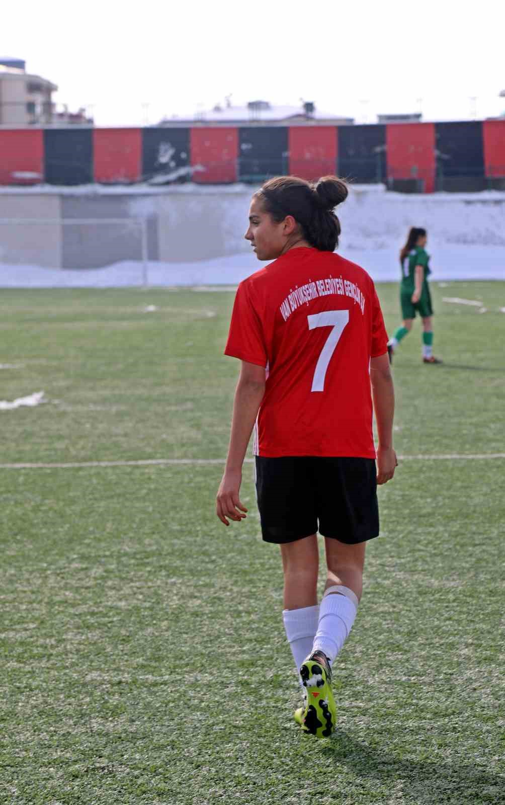 Van’ın milli futbolcusu Şilan performansıyla göz dolduruyor
