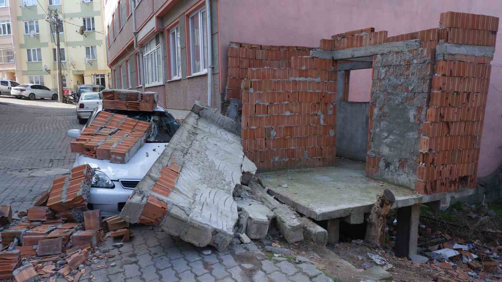 Şiddetli r&uuml;zgar nedeniyle otomobilin &uuml;zerine duvar yıkıldı
