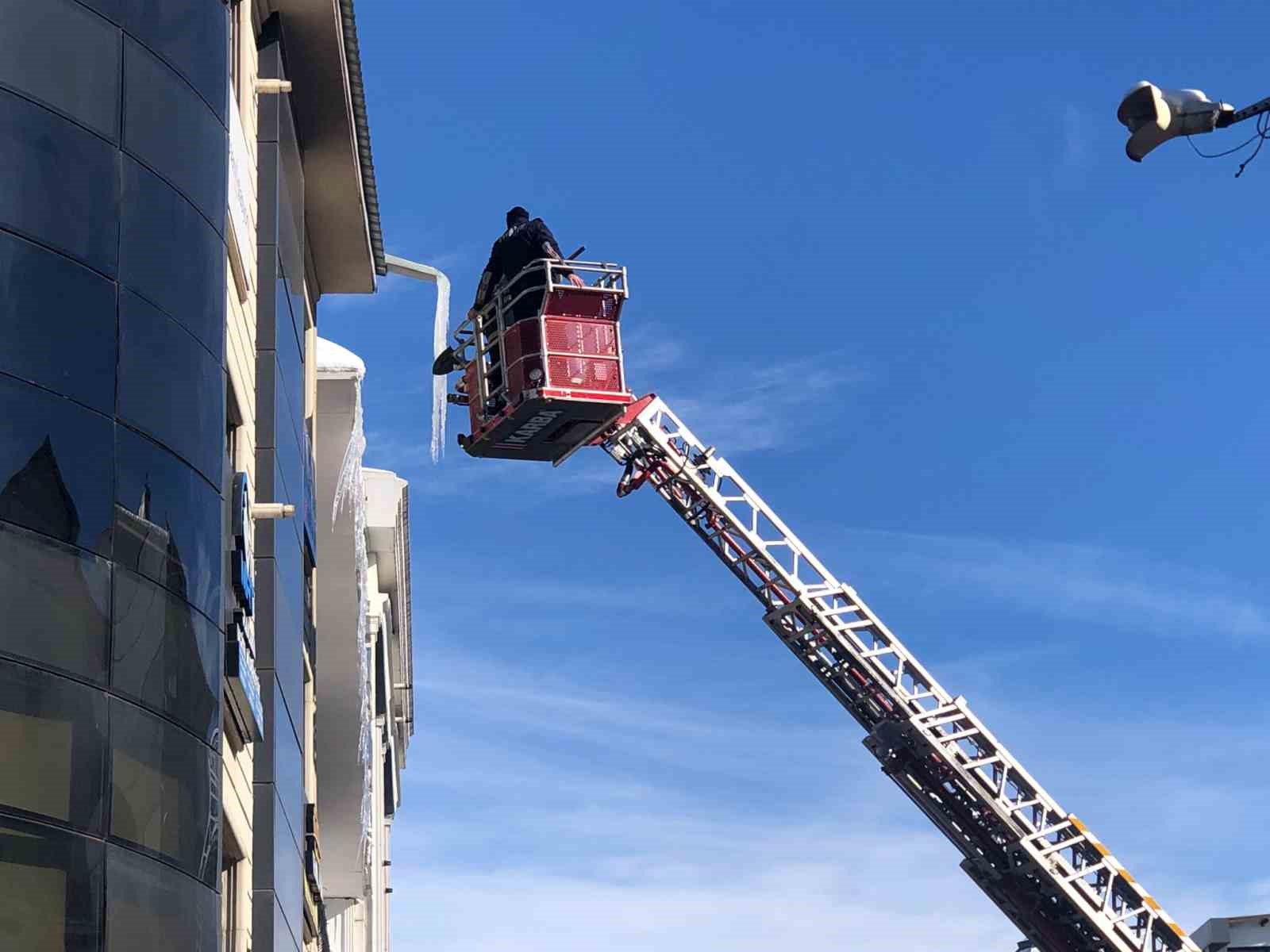 Kars’ta itfaiye çatılardaki buz sarkıtlarını kırıyor