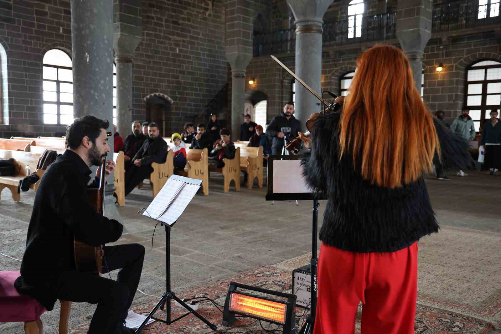 Diyarbakır’da asırlık kilisede klasik müzik konseri