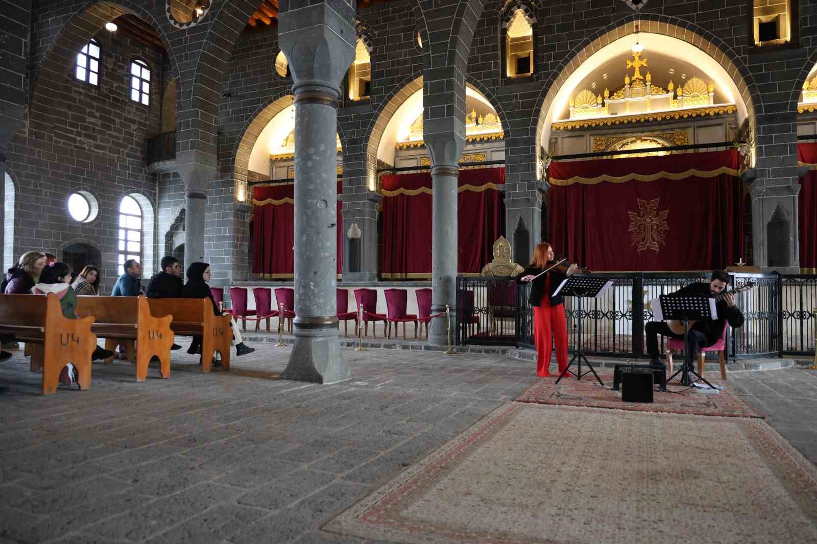 Diyarbakır’da asırlık kilisede klasik müzik konseri
