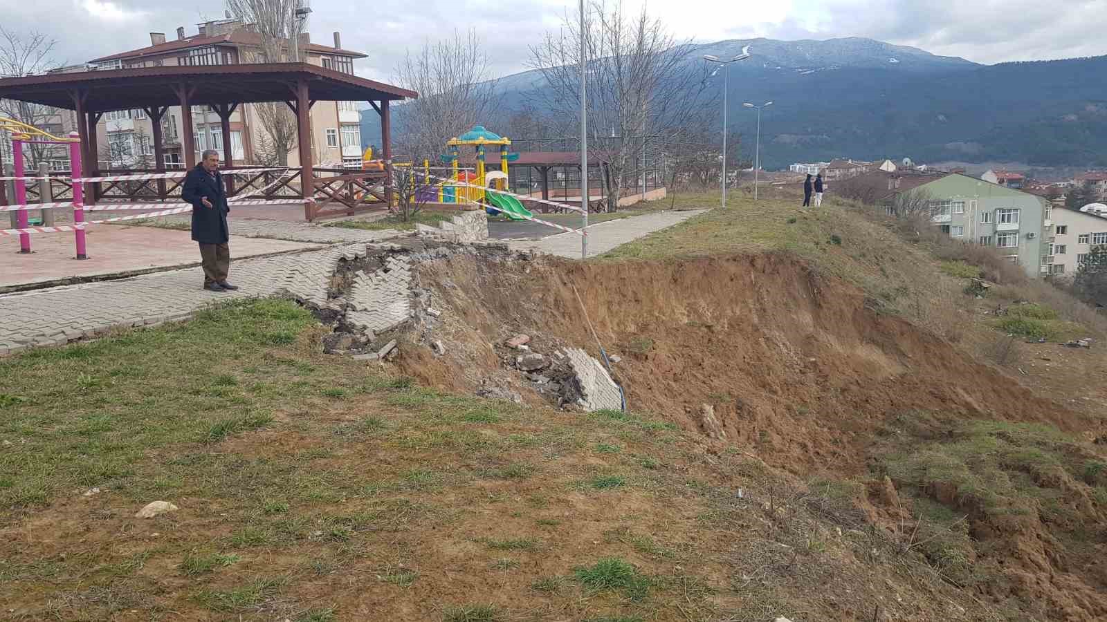 Çocuk parkında üçüncü kez heyelan meydana geldi
