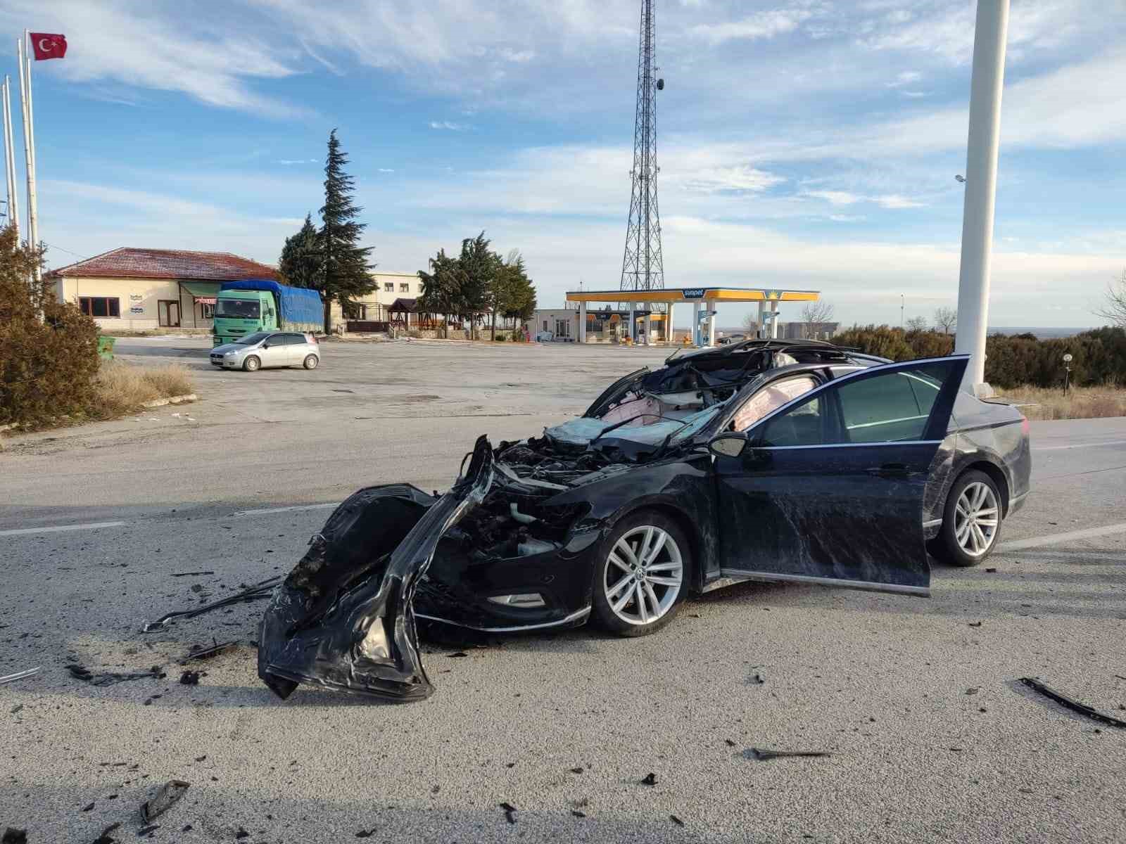 Konya’da otomobil kamyona çarptı: 2 yaralı 