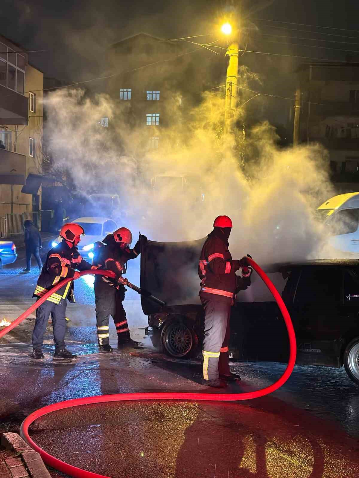 Seyir halindeki otomobil alev aldı
