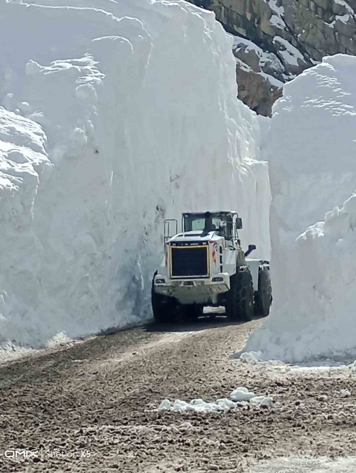 Yüksekova’da çığ bölgesindeki kar kalınlığı 10 metreyi geçti