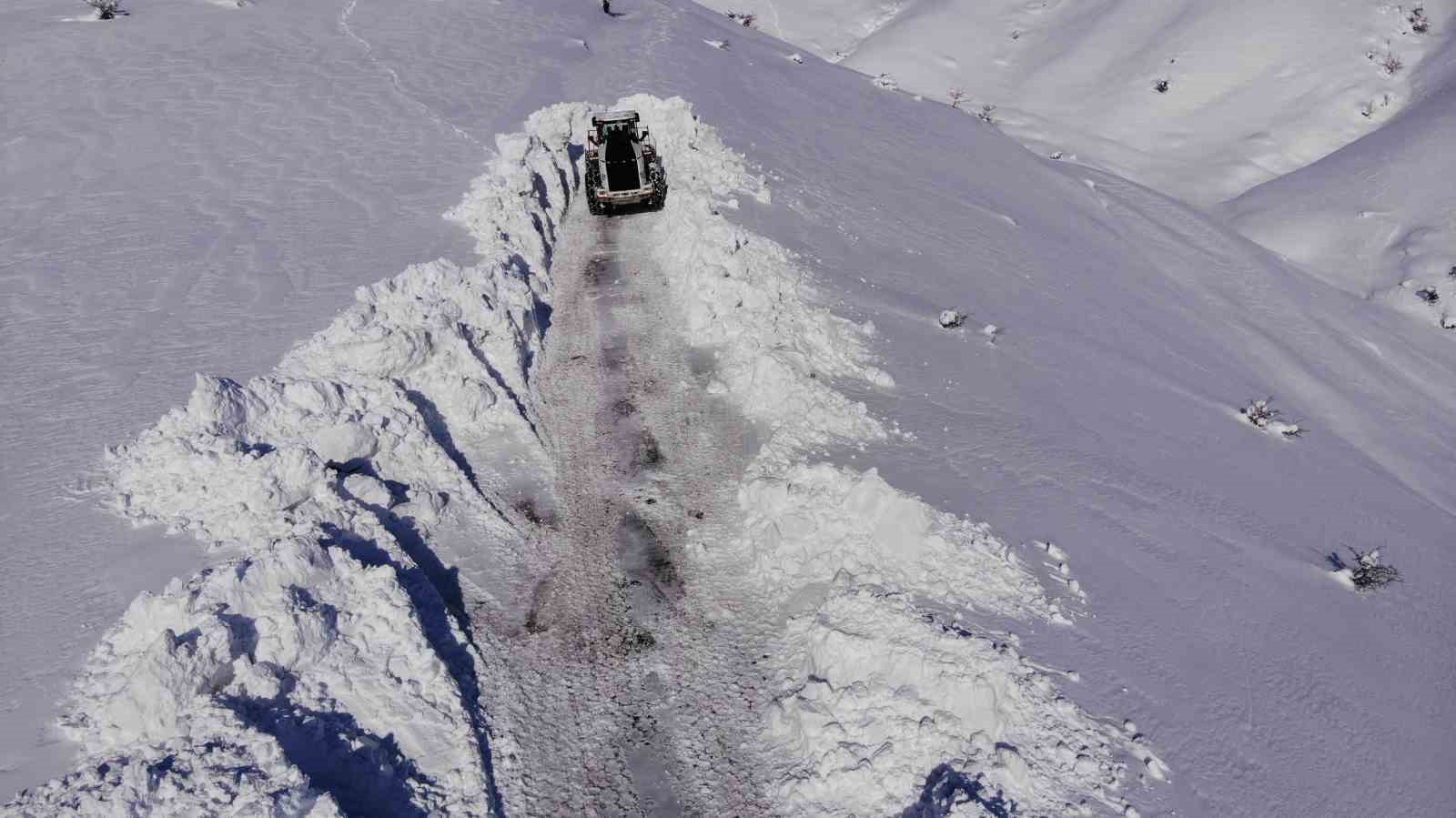 Bitlis&rsquo;te 4 metreyi bulan karda yol a&ccedil;ma &ccedil;alışması

