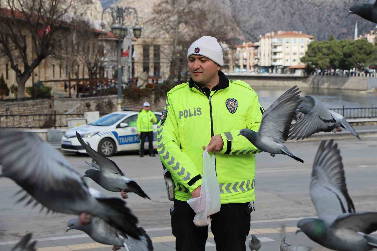 Trafik polisi küçük çocukla güvercinleri yemledi, görüntüleri yürekleri ısıttı