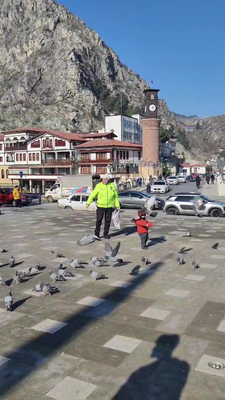 Trafik polisi küçük çocukla güvercinleri yemledi, görüntüleri yürekleri ısıttı
