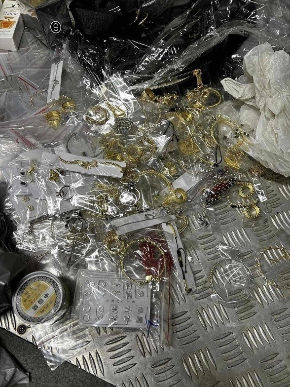 Ara&ccedil; değil seyyar kuyumcu: 9,26 kilogram altın ve g&uuml;m&uuml;ş Bulgar g&uuml;mr&uuml;ğ&uuml;ne takıldı
