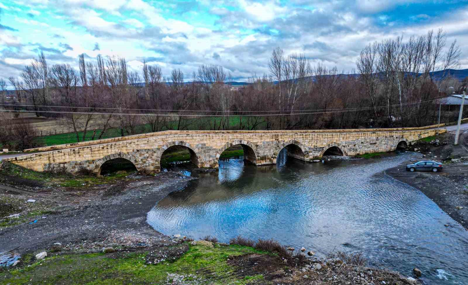 Tokat&rsquo;ta 2 bin yıllık tarihi k&ouml;pr&uuml;ye sprey boyalı saygısızlık
