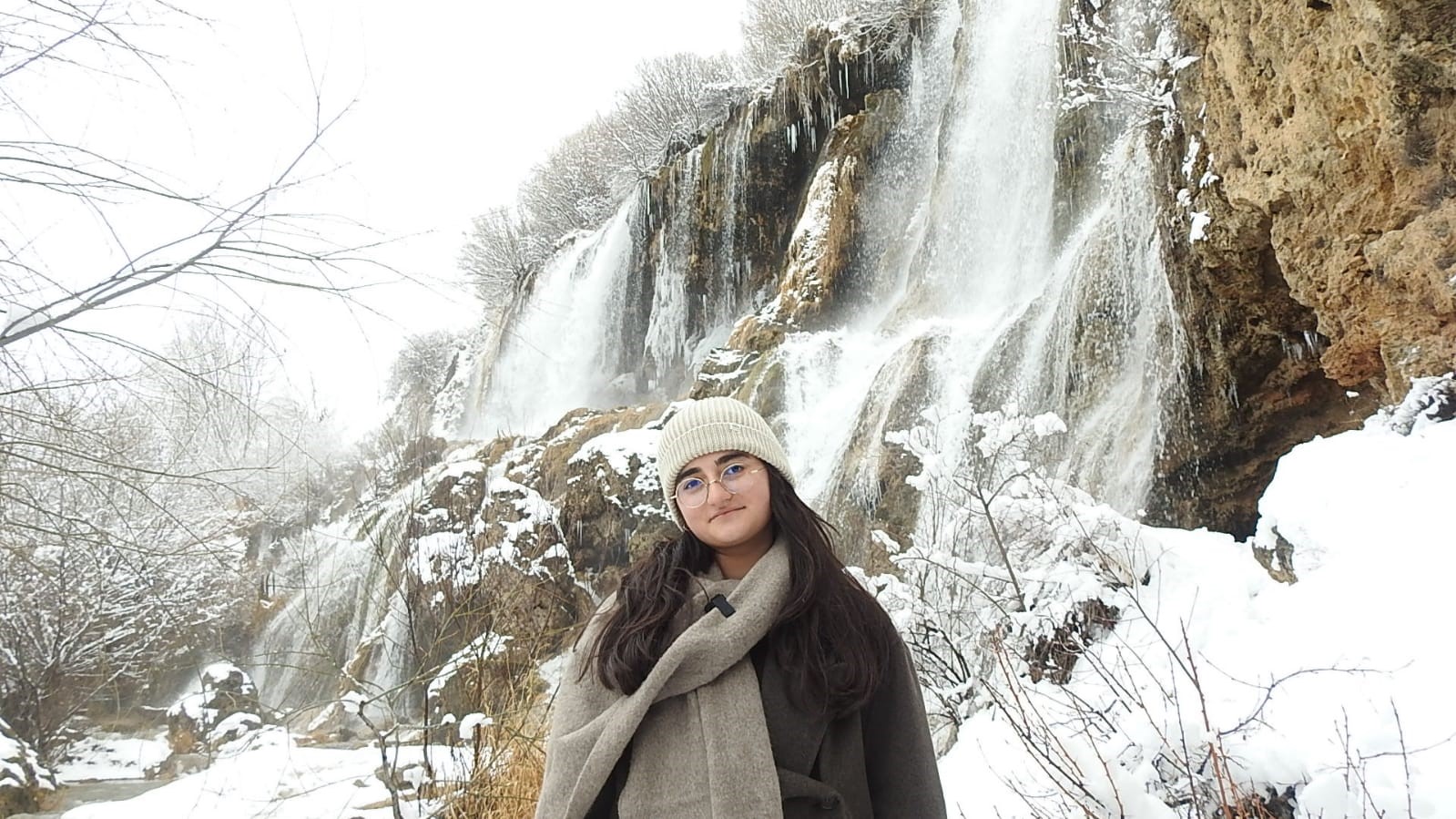 Girlevik Şelalesi dondu, g&ouml;renler hayran kaldı
